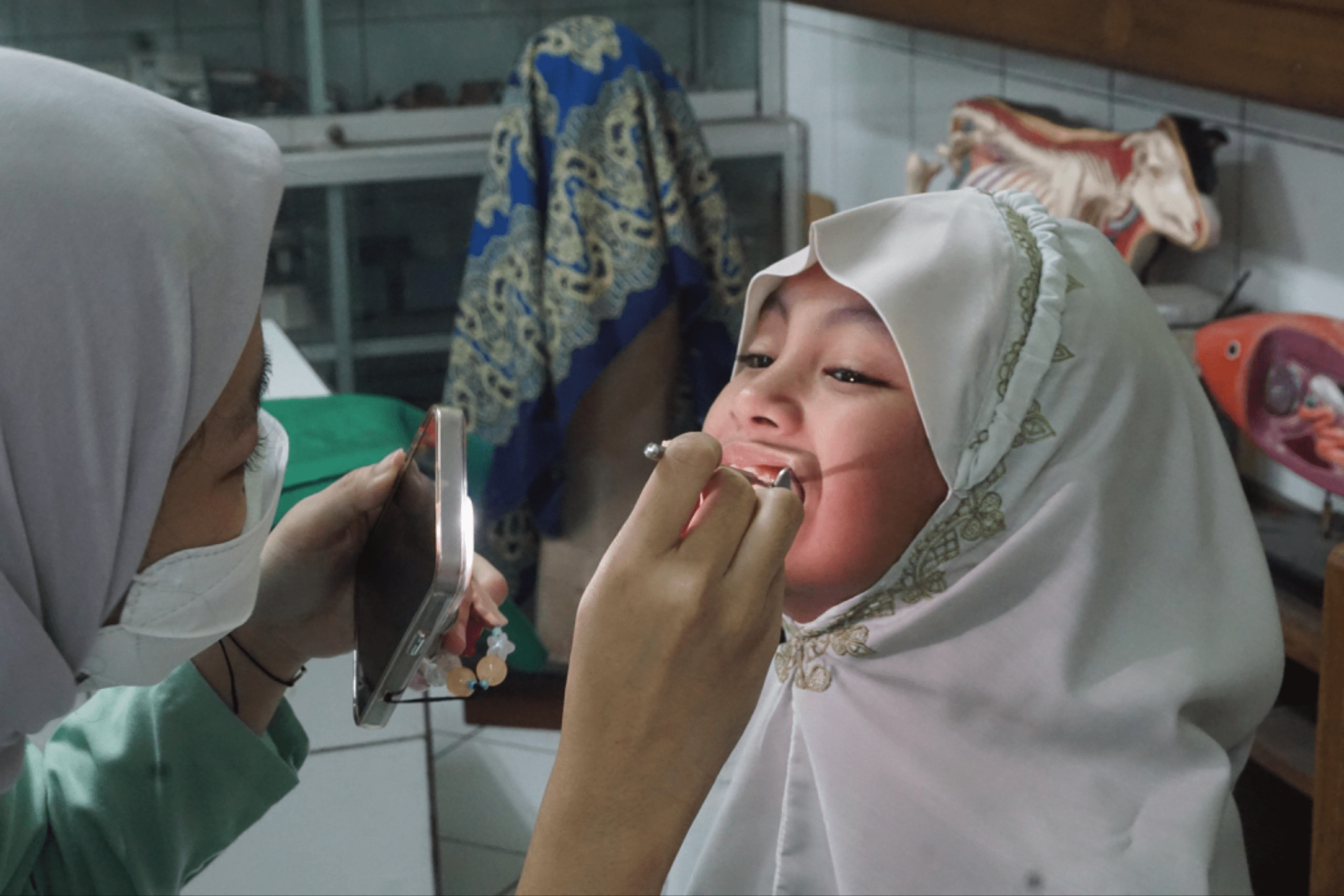 FKG UNAIR Adakan Penyuluhan dan Pemeriksaan Kesehatan Gigi di Sekolah Surabaya