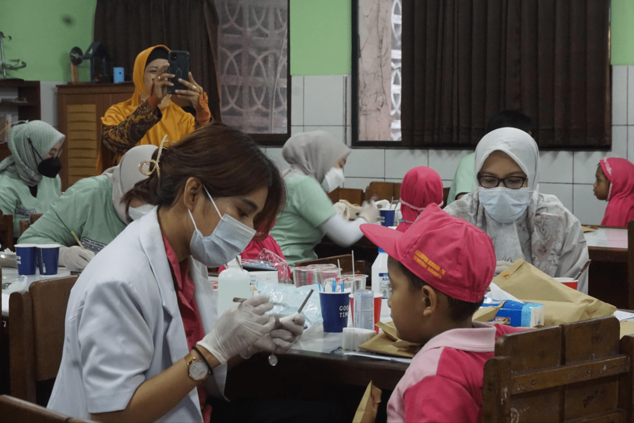 FKG UNAIR Adakan Penyuluhan dan Pemeriksaan Kesehatan Gigi di Sekolah Surabaya